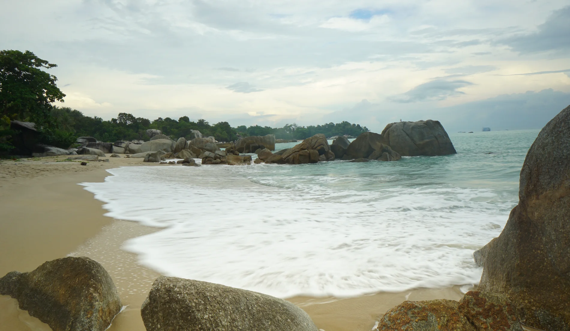 Pantai Tanjung Tinggi Belitung: Batu Granit dan Laskar Pelangi